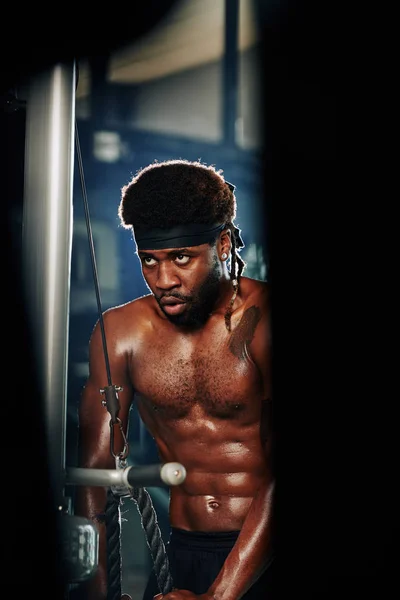 Verticaal Portret Van Geconcentreerde Afro Amerikaanse Man Die Met Fitnesstoestellen — Stockfoto