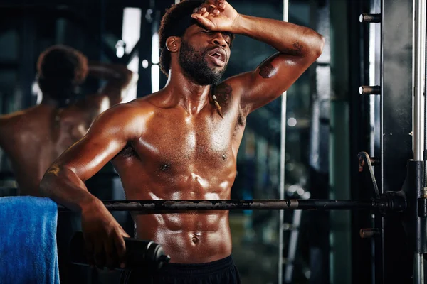 Sportieve Afro Amerikaanse Man Met Mooi Gedefinieerde Lichaam Staan Shirtloos — Stockfoto