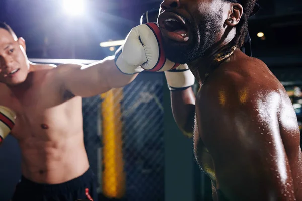 Retrato Dinámico Del Boxeador Negro Recibiendo Puñetazo Cara Durante Combate — Foto de Stock