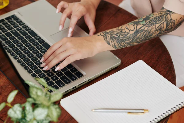 Alto Ángulo Tiro Las Manos Mujer Joven Moderna Escribiendo Algo —  Fotos de Stock