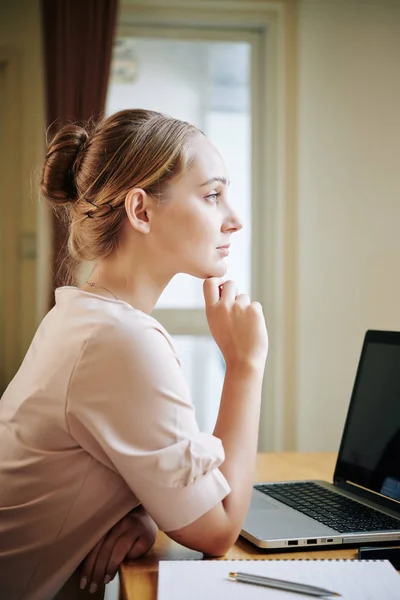 Verticaal Zijaanzicht Portret Shot Van Aantrekkelijke Jonge Vrouw Denken Iets — Stockfoto