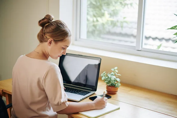 Jolie Jeune Femme Assise Bureau Devant Fenêtre Jour Ensoleillé Travaillant — Photo