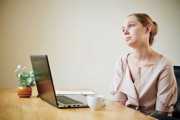 Müde Geschäftsfrau Sitzt Ihrem Arbeitsplatz Und Blickt Frustriert Weg — Stockfoto