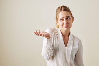 Beyaz bluz giyen beyaz bir kadının orta ölçekli portresi şüphe uyandırıyor.