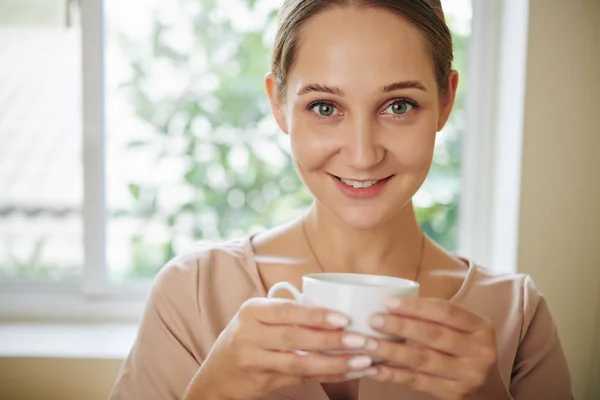 Horisontellt Medium Närbild Unga Kaukasiska Kvinna Som Håller Kopp Tittar — Stockfoto