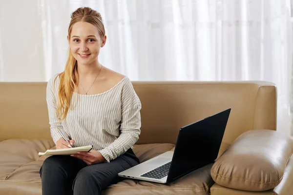 Jonge Zakenvrouw Werkt Thuis Zitten Bank Met Laptop Notebook Zoek — Stockfoto