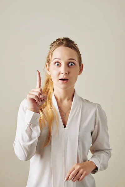 Vertikales Mittleres Studioporträt Einer Jungen Kaukasischen Frau Mit Weißer Bluse — Stockfoto