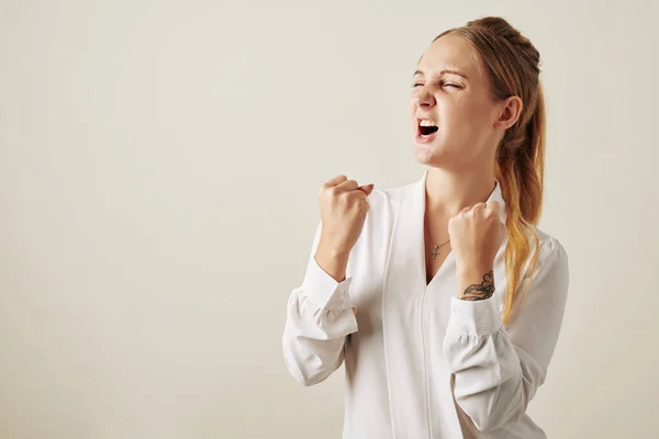 Feliz Joven Celebrando Retrato Estudio Horizontal Victoria — Foto de Stock