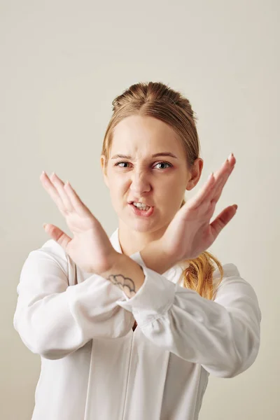 Genervte Frau Die Hände Kreuzt Und Etwas Senkrechtes Ablehnt Porträt — Stockfoto