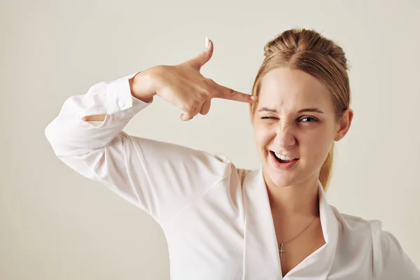 Mujer Bastante Joven Haciendo Headshot Con Dedo Cerrando Ojo Horizontal —  Fotos de Stock
