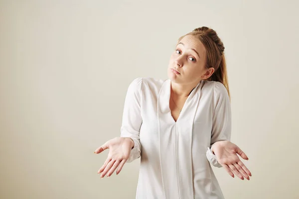 Horizontales Mittleres Studioporträt Einer Jungen Kaukasischen Frau Mit Weißer Bluse — Stockfoto