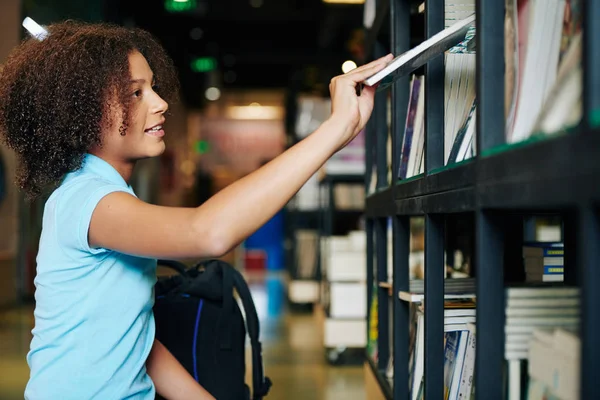 Vue Latérale Horizontale Tour Taille Adolescente Prenant Livre Étagère Dans — Photo