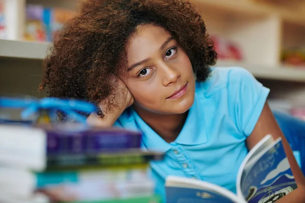 Horizontale Portretfoto Van Mooi Tienermeisje Zittend Aan Schoolbibliotheektafel Met Veel — Stockfoto