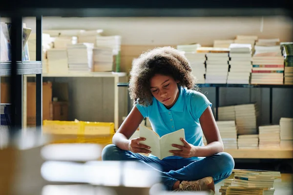 Девочка Подросток Смешанной Расы Работает Над Школьным Проектом Библиотеке Горизонтально — стоковое фото