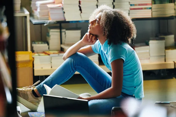 Mooi Tiener Meisje Denken Van Iets Zitten Vloer Moderne Bibliotheek — Stockfoto