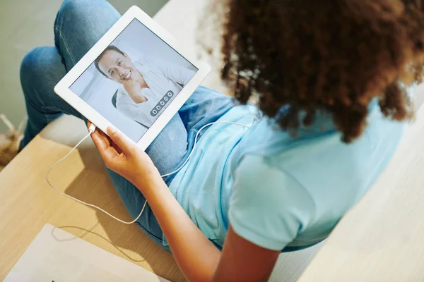Genç Bir Kızın Kütüphanede Bankta Oturup Tablet Bilgisayarında Online Ders — Stok fotoğraf