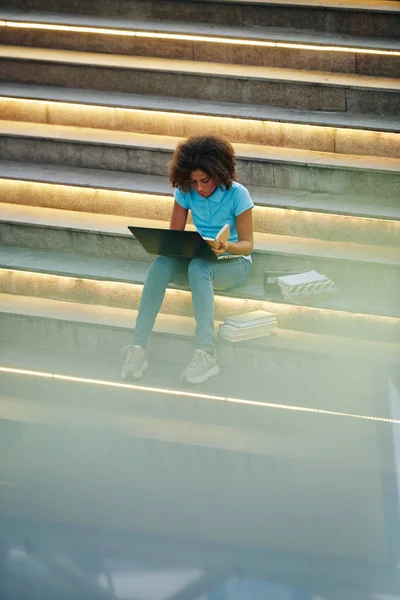 Tiro Vertical Jovem Trabalhando Sua Tarefa Casa Usando Livros Laptop — Fotografia de Stock