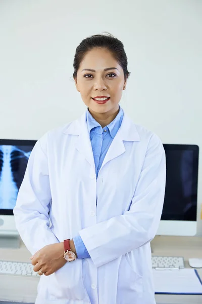 Retrato Vertical Medio Doctora Confiada Vistiendo Camisa Azul Bata Blanca —  Fotos de Stock