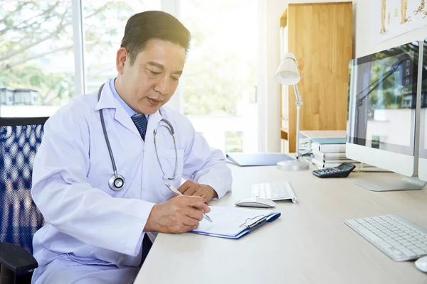 Horyzontalny Portret Azjatyckiego Lekarza Piszącego Diagnozę Formie Dokumentacji Medycznej — Zdjęcie stockowe