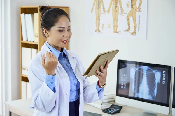 Attraktive Asiatische Ärztin Weißem Mantel Steht Ihrem Büro Und Hält — Stockfoto