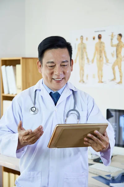 Mature Practitioner Taking Part Web Conference Using Tablet Standing Office — Stock Photo, Image