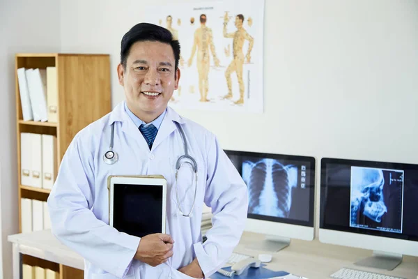 Hombre Trabajador Médico Pie Oficina Sosteniendo Tableta Mirando Cámara Sonriente —  Fotos de Stock