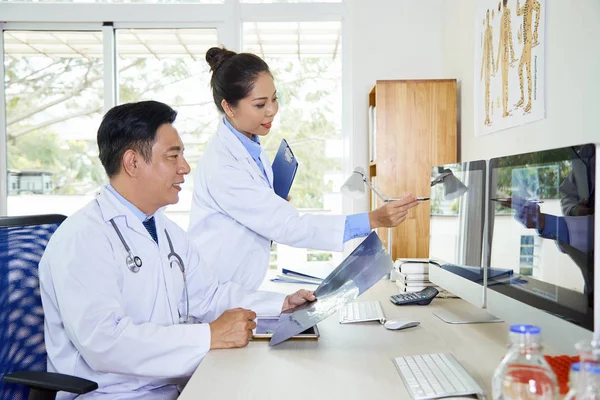 Horizontale Aufnahme Von Zwei Asiatischen Ärzten Die Büro Einem Neuen — Stockfoto