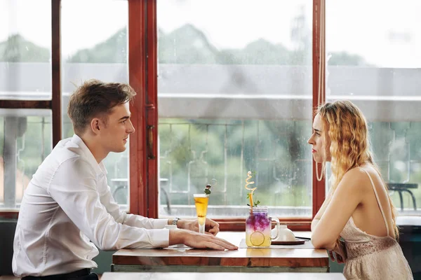 Orizzontale Attraverso Colpo Finestra Giovane Uomo Donna Seduti Uno Fronte — Foto Stock