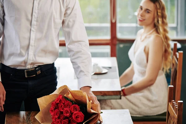 Horizontal Shot Unrecognizable Man Taking Bunch Red Roses His Girlfriend — Stock fotografie