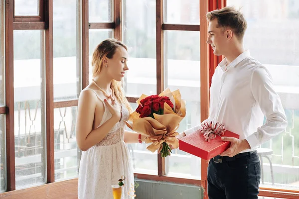 从侧面看英俊男人送给女朋友的玫瑰和巧克力盒 — 图库照片