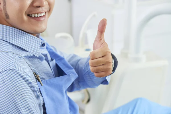 Неупізнаваний Азіатський Чоловік Захисному Бібі Сидить Стоматологічному Стільці Посміхаючись Показуючи — стокове фото