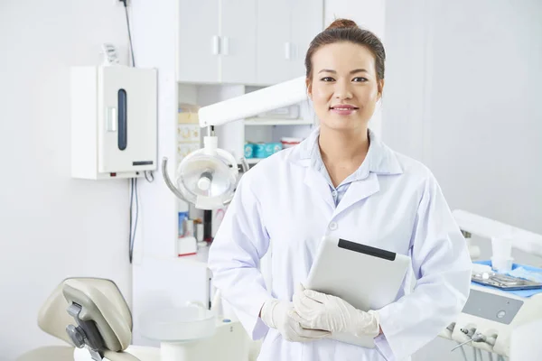 Horizontal Médio Retrato Moderno Asiático Feminino Dentista Segurando Tablet Olhando — Fotografia de Stock