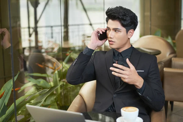 Horizontale Aufnahme Eines Erfolgreichen Jungen Mannes Der Einem Modernen Café — Stockfoto