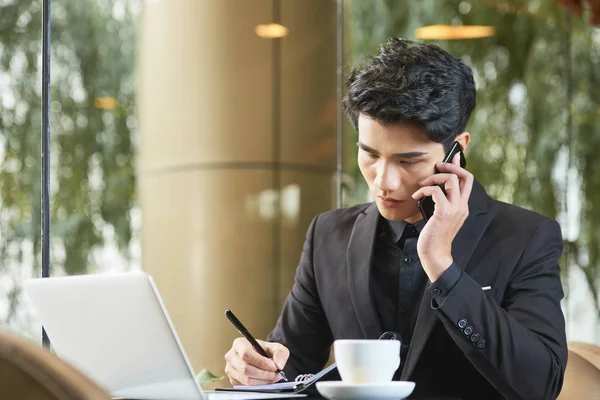 Красивый Азиатский Бизнесмен Стильной Одежде Сидит Современном Кафе Разговаривает Телефону — стоковое фото