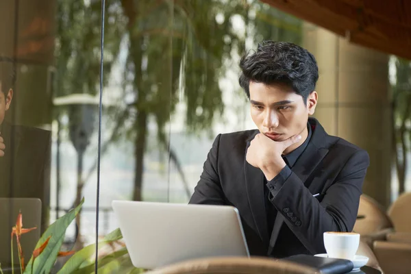 Hombre Joven Guapo Con Elegante Traje Negro Sentado Cafetería Moderna — Foto de Stock