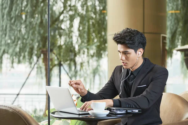 Framgångsrik Asiatisk Man Bär Snygg Kostym Med Videosamtal Sin Netbook — Stockfoto