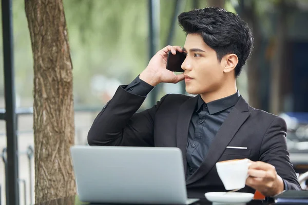 Modern Asiatisk Man Sitter Utomhus Vid Cafébordet Med Netbook Det — Stockfoto