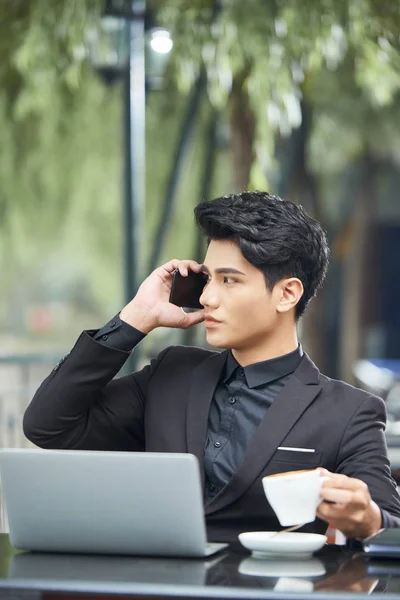 Homem Asiático Moderno Sentado Livre Mesa Café Com Netbook Sobre — Fotografia de Stock