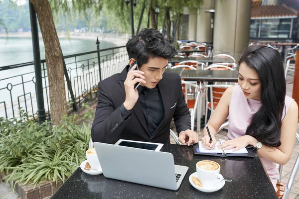 Horizontale Schot Van Jonge Aziatische Man Vrouw Zitten Samen Modern — Stockfoto