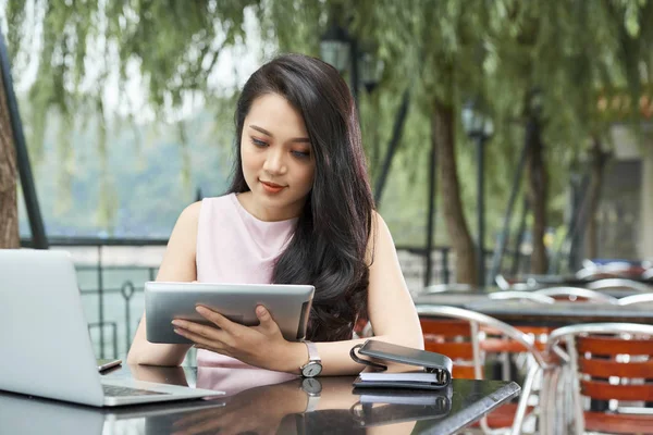 Horizontales Porträt Einer Schönen Asiatin Blassrosa Kleid Die Cafétisch Sitzt — Stockfoto