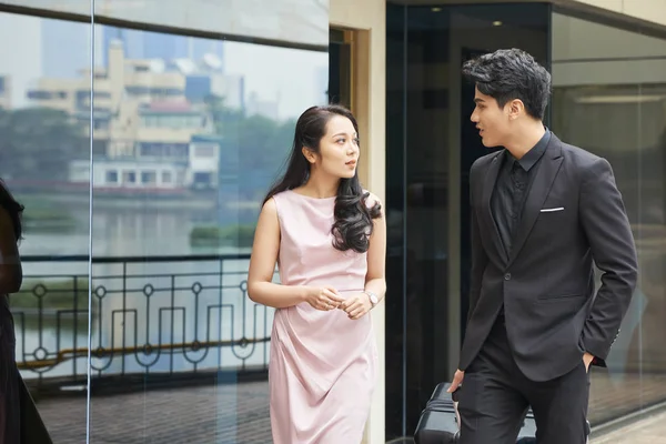 Asian Man Woman Wearing Elegant Outfits Chatting While Walking Together — Stock Photo, Image