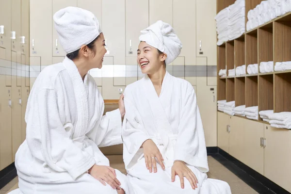 Két Fiatal Ázsiai Üldögél Fürdőszobában Jól Érzik Magukat Beszélgetnek Valamiről — Stock Fotó