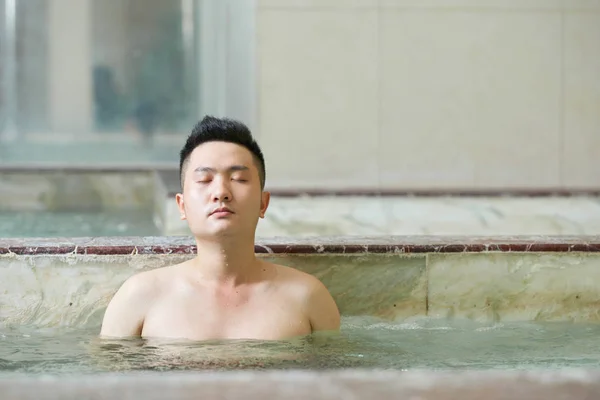 Mladý Asijský Muž Relaxační Očima Zavřenýma Těší Vířivka Moderním Lázeňském — Stock fotografie