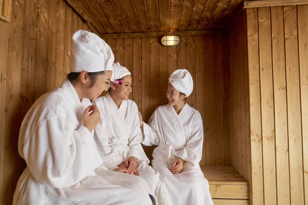 Drie Aantrekkelijke Jonge Vrouwen Dragen Witte Gewaden Handdoekhoofd Wraps Samen — Stockfoto