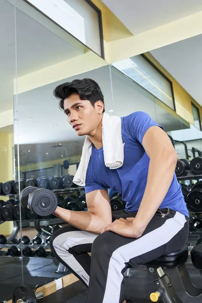 Baixo Ângulo Tiro Confiante Jovem Asiático Fazendo Exercício Com Haltere — Fotografia de Stock