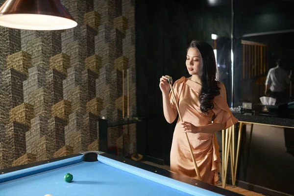 Horizontal Shot Confident Young Asian Woman Entertaining Herself Playing Billiard — Stock Photo, Image