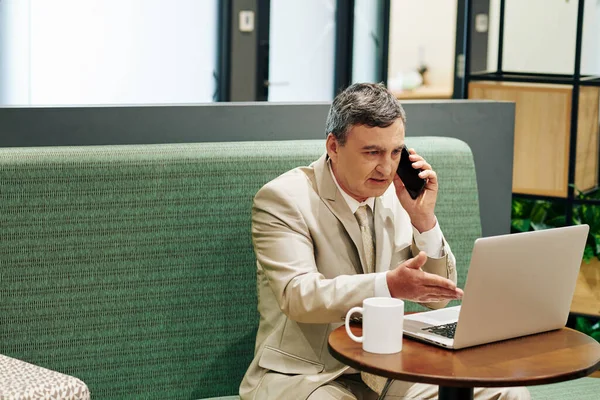 Horizontal Tiro Empresário Maduro Sentado Mesa Café Falando Telefone Enquanto — Fotografia de Stock