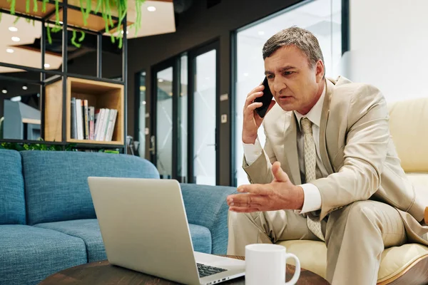 Allvarlig Medelålders Vit Man Klädd Kostym Sitter Framför Laptop Prata — Stockfoto