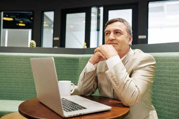 Retrato Horizontal Homem Caucasiano Positivo Vestindo Terno Elegante Sentado Café — Fotografia de Stock