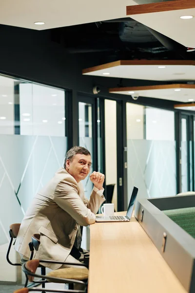 Verticale Opname Van Volwassen Blanke Zakenman Werken Alleen Modern Kantoor — Stockfoto